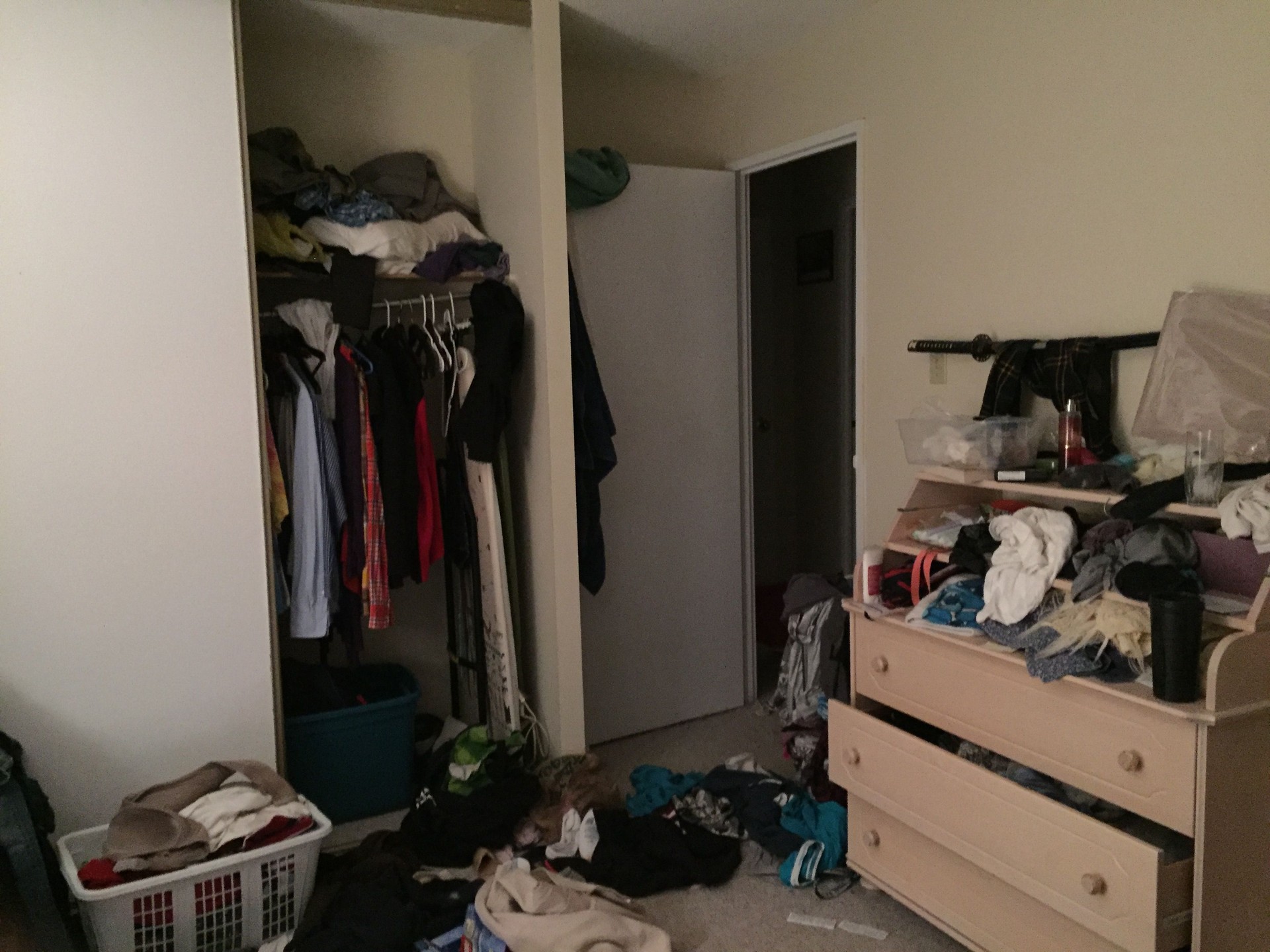 Unordentliche Schlafzimmer mit viel Kleidung herumliegen